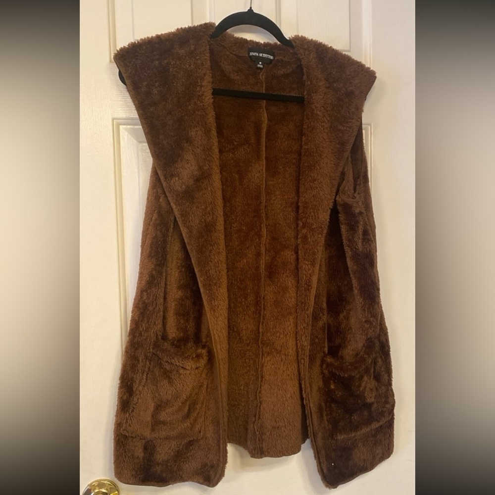 Zenana brown vest with pockets and hood never worn size M